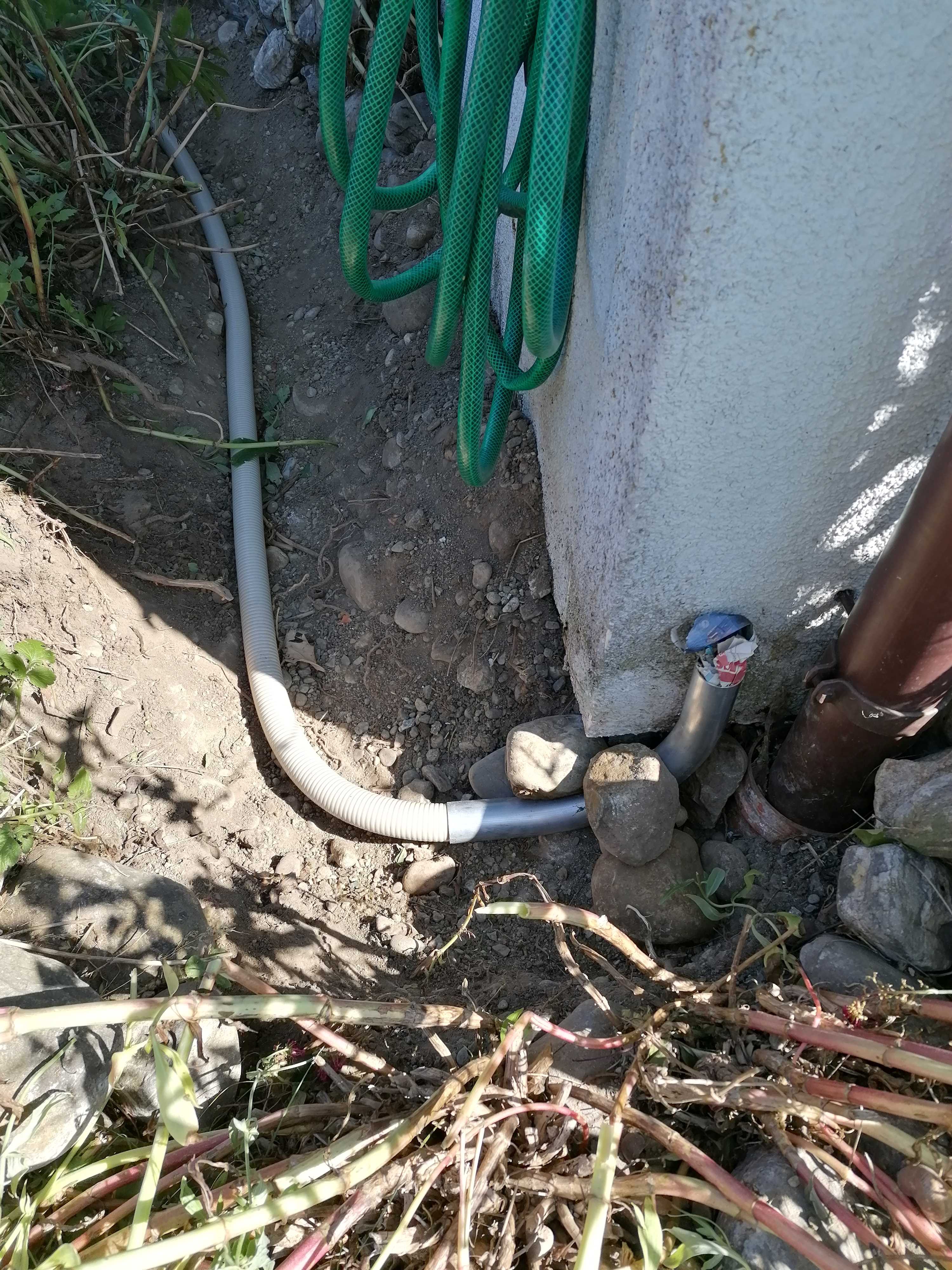 Graben zwischen Carport und EFH auf Seite EFH